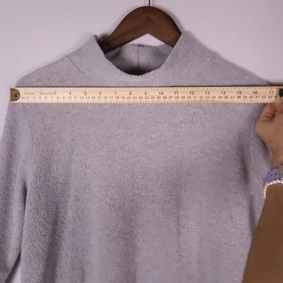 Chic Gray Crew Neck Sweater with Layered Hem - Picture 4 of 10